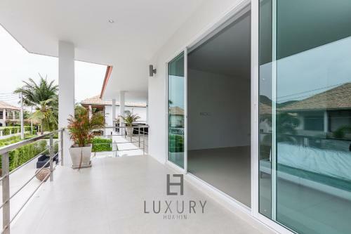 Modern 4 Bedroom Pool Villa - Vy