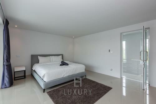 Modern 4 Bedroom Pool Villa - Vy