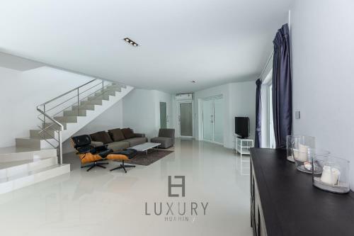 Modern 4 Bedroom Pool Villa - Vy