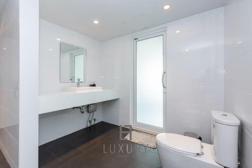 Modern 4 Bedroom Pool Villa - Vy
