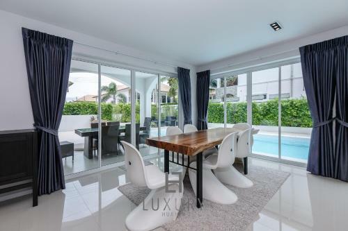 Modern 4 Bedroom Pool Villa - Vy