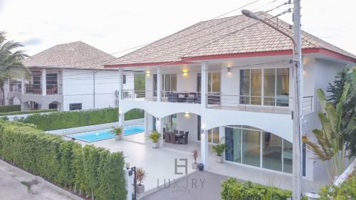 Modern 4 Bedroom Pool Villa - Vy