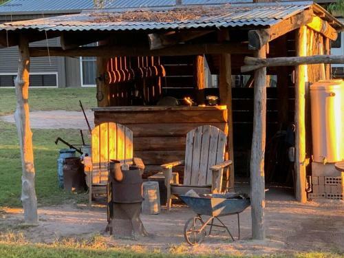 Saddleback Country Cabins. Near Gin Gin