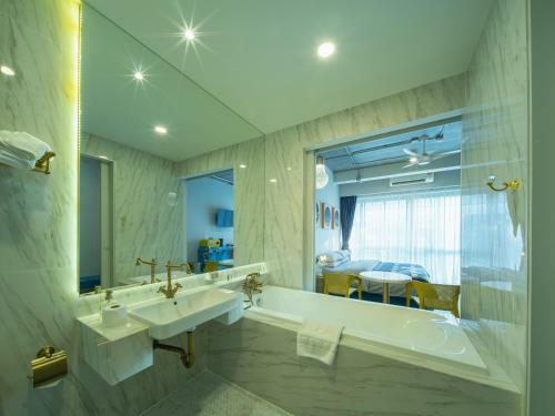 River Art Hotel
