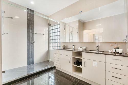 Amazing Canal House With Private Jetty, Gym And Pool