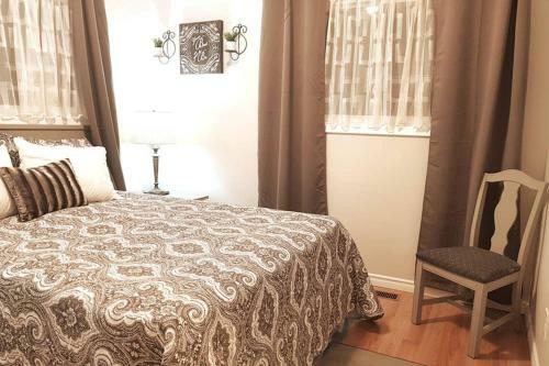 Sarnia Central Six - Big 6 Br 2 Ba - Patio And Bbq
