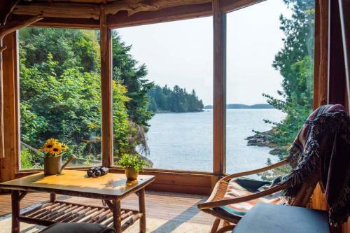 Maison Tofino - Oceanfront Home Steps To Downtown