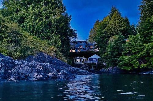 Maison Tofino - Oceanfront Home Steps To Downtown