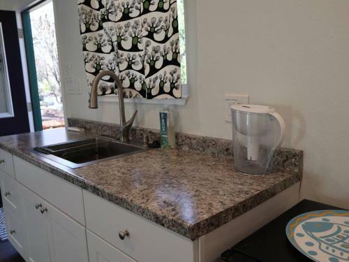 New Studio Near Yosemite With AC And Kitchen