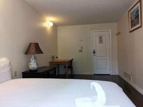 Hostal Newly Renovated Queen Bed Private Room Full Kitchen Backyard W/deck North York