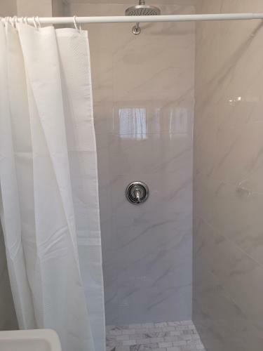 Hostal Newly Renovated Queen Bed Private Room Full Kitchen Backyard W/deck North York