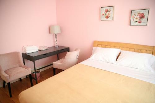 Hostal Elegant Suite At Bloor/bathurst