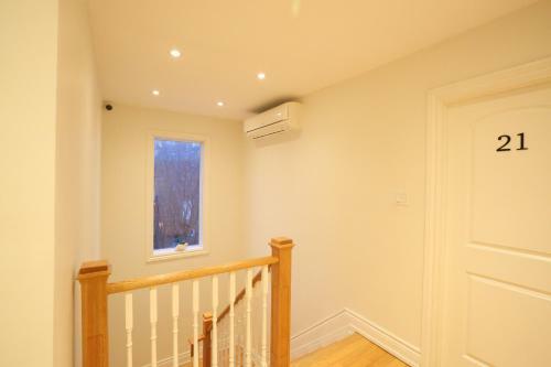 Hostal Elegant Suite At Bloor/bathurst