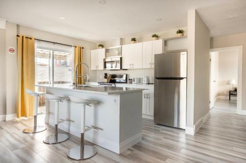 Entire 2 Bedroom Apartment Downtown Kw