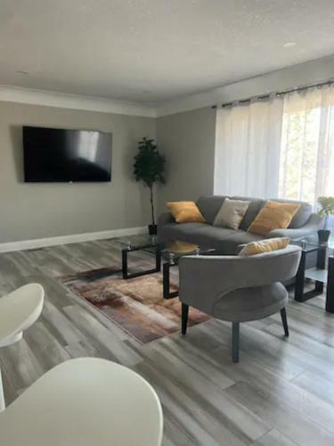 Entire 2 Bedroom Apartment Downtown Kw