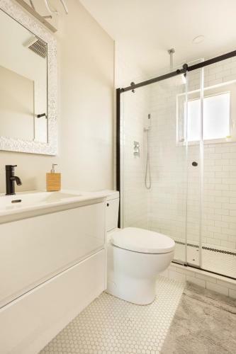 Entire 2 Bedroom Apartment Downtown Kw