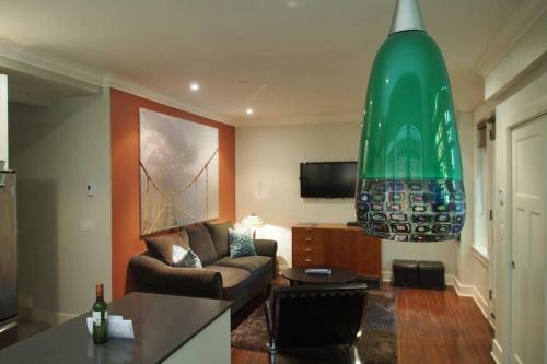 Modern Apartment In Beautiful Kitsilano