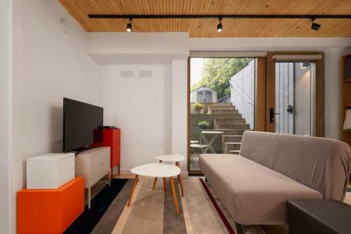 Passive House , Luxury 2 Bedroom Basement Suite