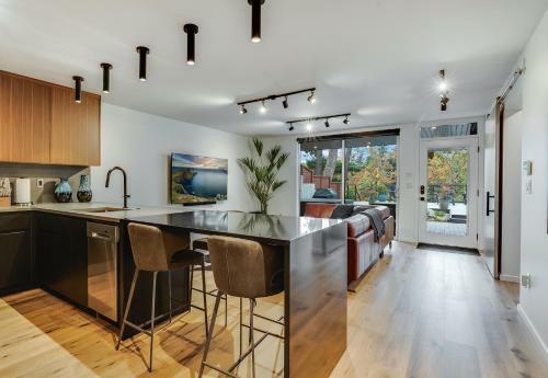 Waters Edge, 2 Bed Gorge Waterfront Suite