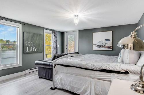 Gorgeous Stay - Private 3 Bedroom Waterfront Suite