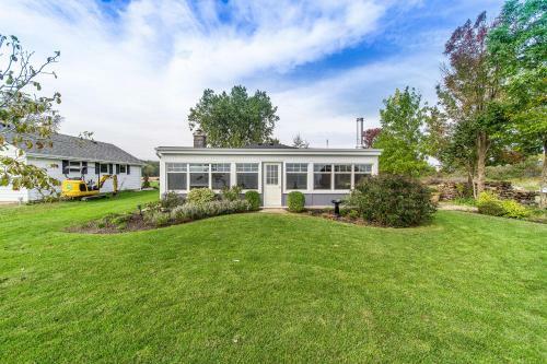 Cheerful Life At Cottage On Lake Erie