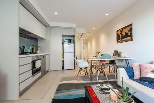 Luxurious Riverside Resort Style Apartment?pool?spa?gym?rooftop With City Views