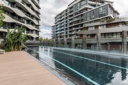 Luxurious Riverside Resort Style Apartment?pool?spa?gym?rooftop With City Views