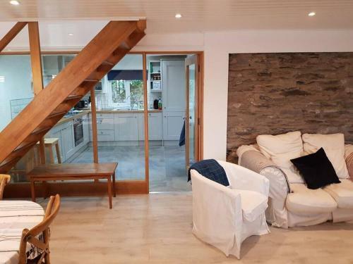 Cheerful Townhouse By The Sea