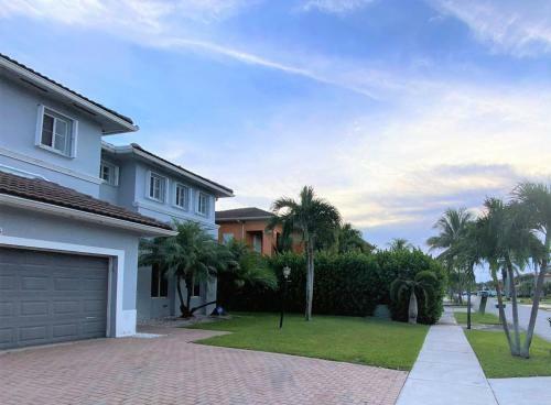 Spacious House, Heated Pool, Private Garden.