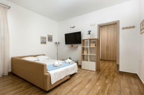 Theros Luxury Apartment