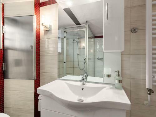 Cosy Apartment In Grevesm�hlen With Parking