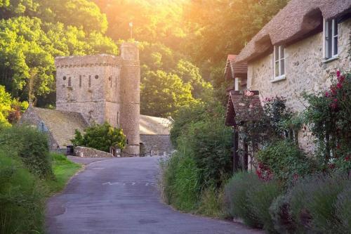Lower Curscombe Barn - Beautiful 400-year-old Threshing Barn. Pet-friendly.