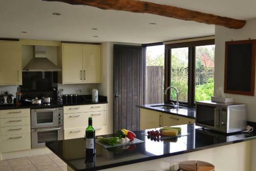 Lower Curscombe Barn - Beautiful 400-year-old Threshing Barn. Pet-friendly.