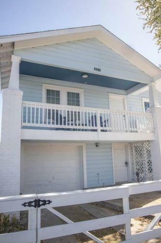 Galveston Getaway With Spacious Backyard