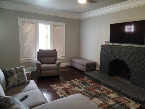 Luxurious 3 Bedroom Near Downtown