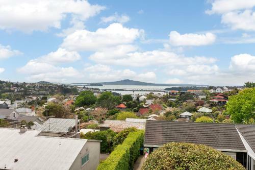Spacious Sunny Seaview Apartment