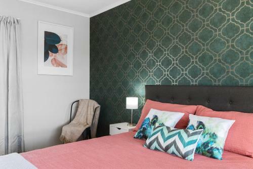 Bluebird Bach - Rotorua Holiday Home