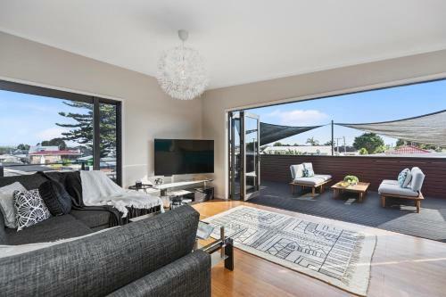 Maranui Beachside Retreat - Mt Maunganui Holiday Home