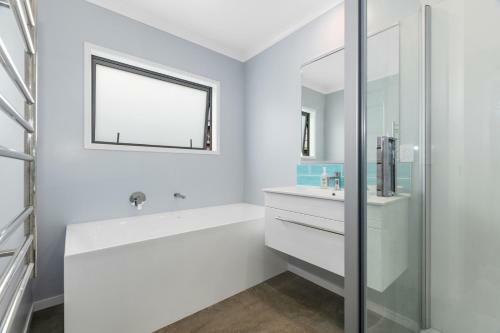Bay Breeze - Matapouri Holiday Home