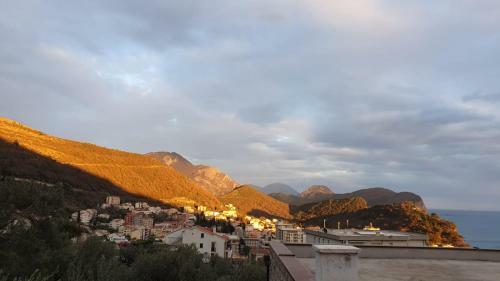 Romantic Sea View Apartment In Petrovac