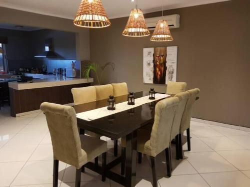 A Private Room In Designer & Serviced Apartment.