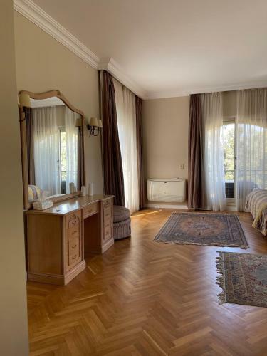 Huge Master Bedroom With Balcony Near The Pyramids