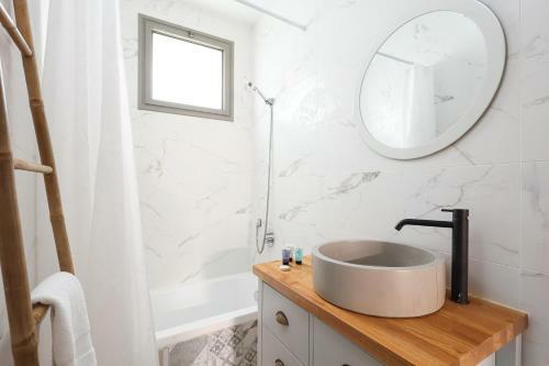 Modern And Stylish 2br Apartment