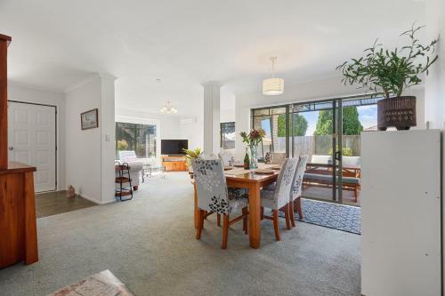 Pretty In Papamoa - Papamoa Holiday Home