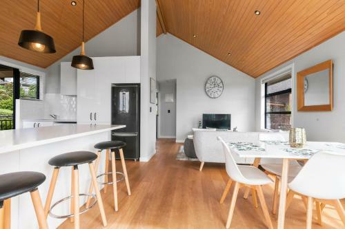 Seaside Escape - Algies Bay Holiday Home