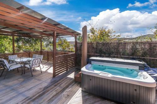Seaside Escape - Algies Bay Holiday Home