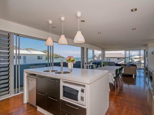Breezy Views - Simpsons Beach Holiday Home