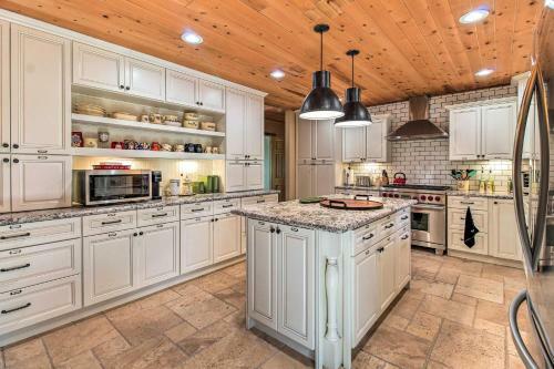 Spacious Overgaard Cabin Retreat With Game Room