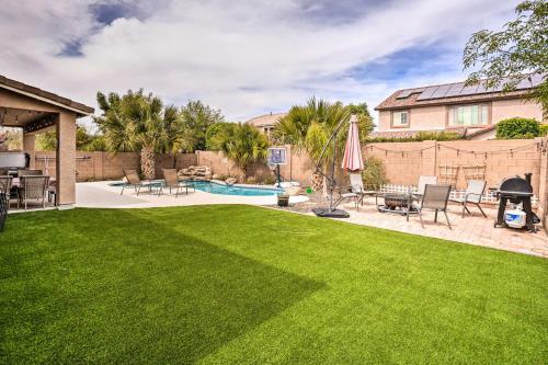 Phoenix House With Fire Pit And Seasonal Hot Tub!