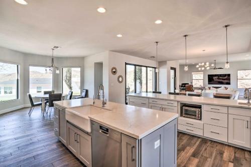 Phoenix Hillside Home With Patio, Grill, Views!